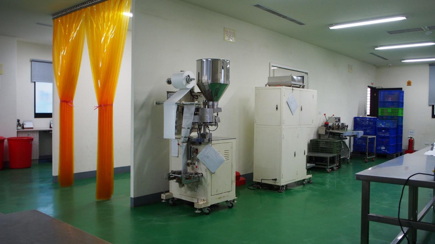 Машина для наполнения сока сумки