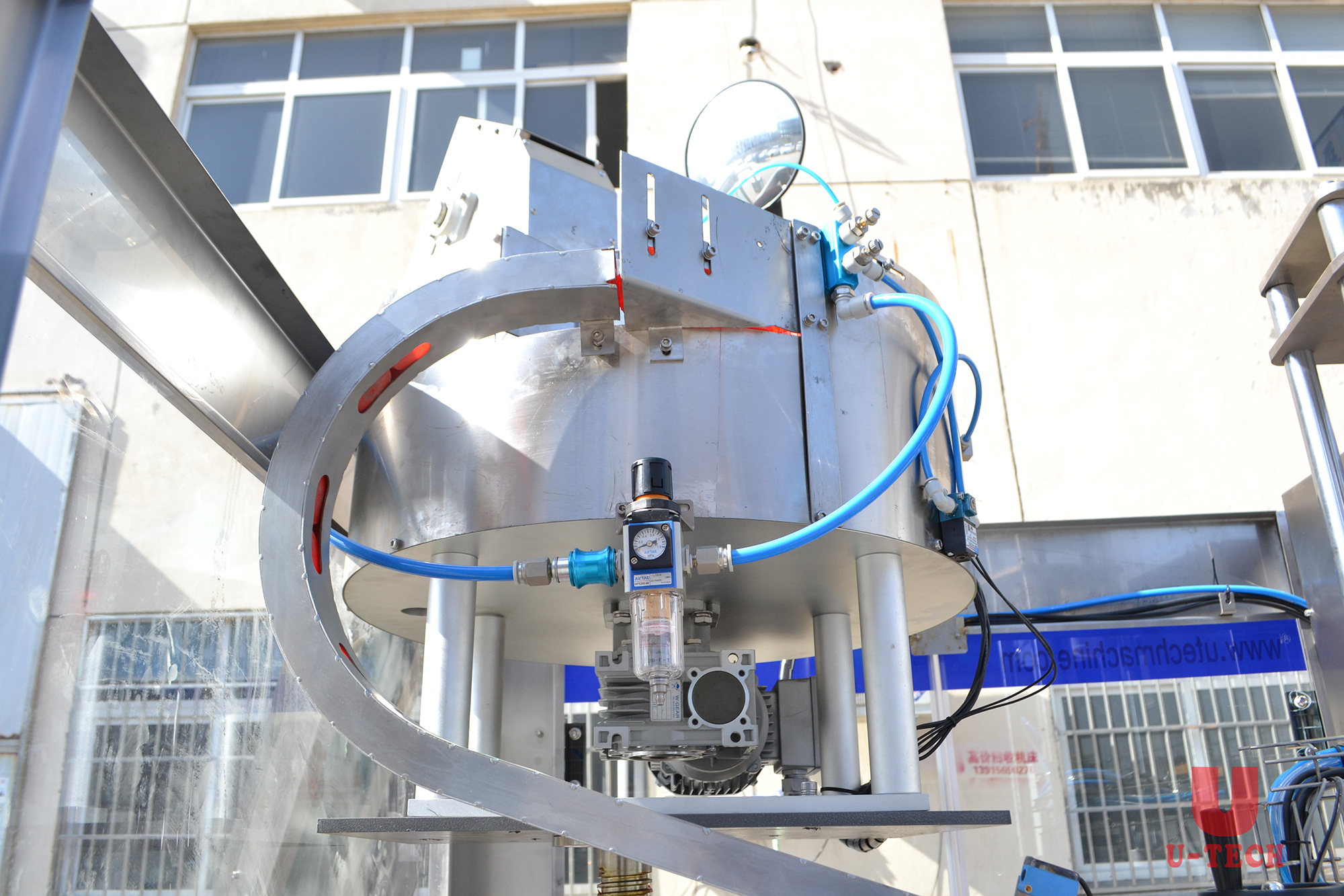 6000BPH Automatic1-5L Поршень HDPE Бутылка Jar Ведро Моторное масло Машинное масло Жидкое заполнение Запайка Машина