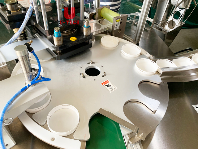 Высокоскоростная автоматическая линейная одношаговая машина для резки прокладок для свадебных подкладок