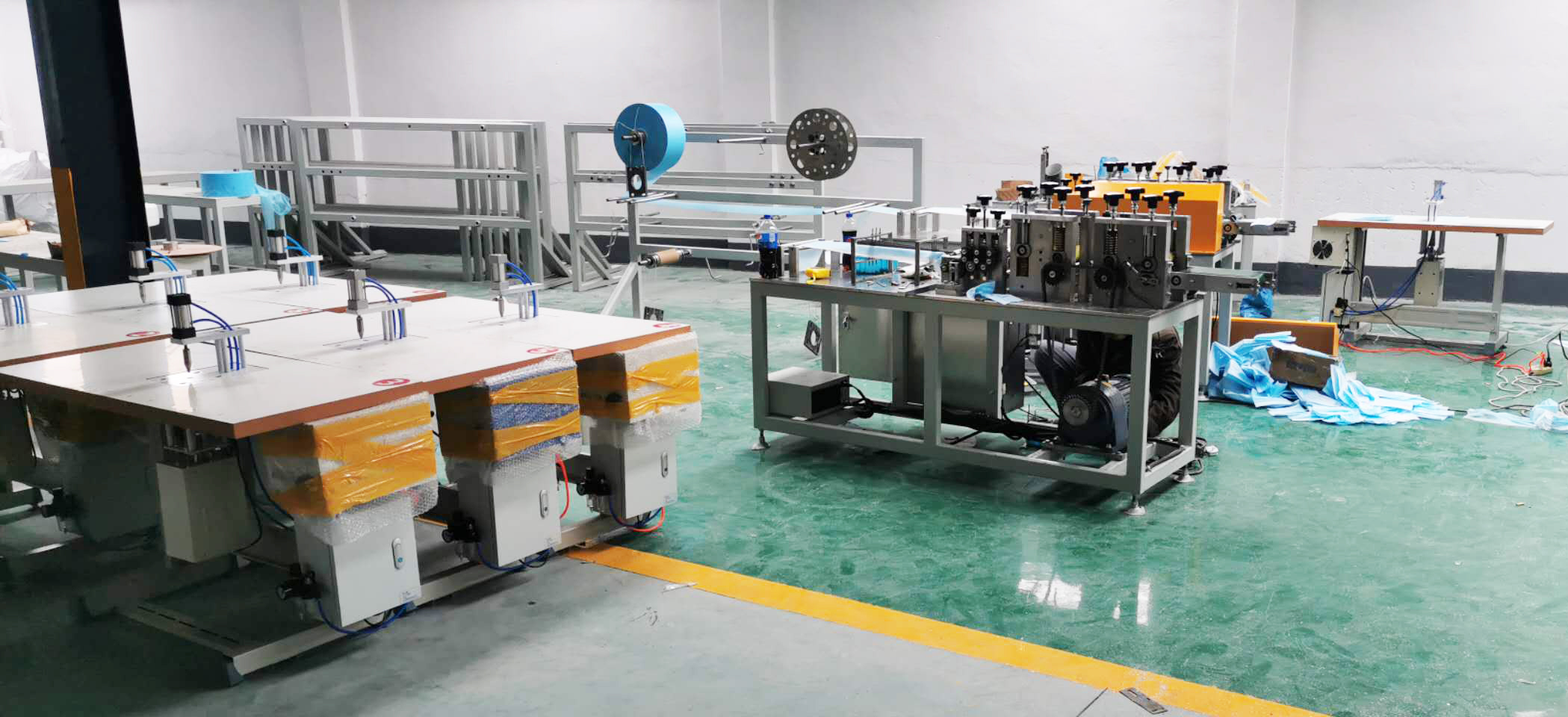 Полуавтоматический трехпроизводительный одноразовый маска для лица, делая машину готовой отправить в Индонезию